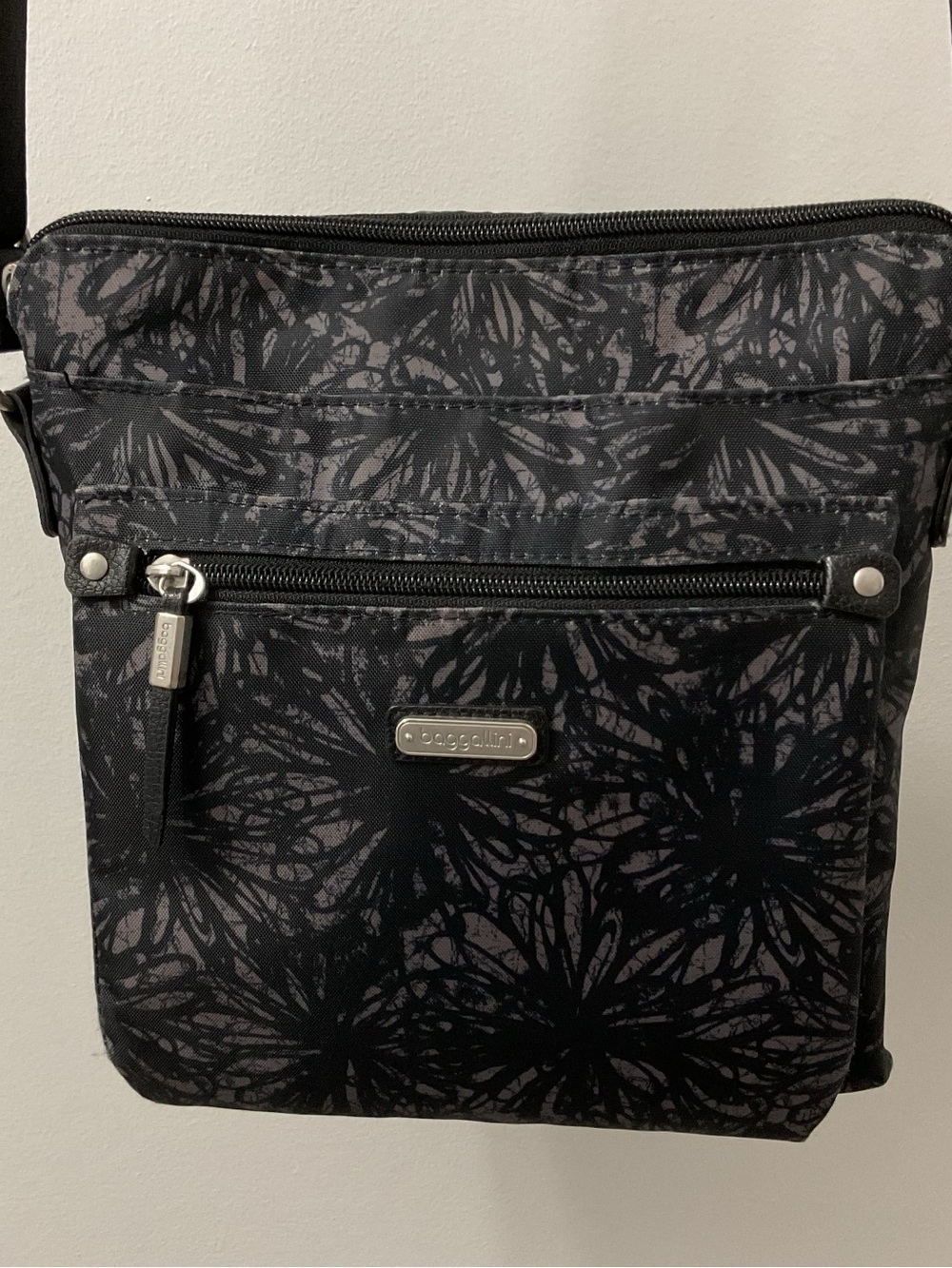 Baggallini Black & Gray Patterned Messenger Crossbody